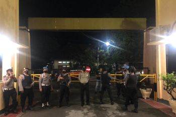 Polsek Mataram bubarkan lomba burung "kecempret" di Karang Baru