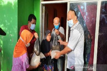 Anggota DPR  salurkan bantuan paket sembako untuk korban banjir di Sigi