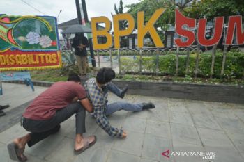 Aksi Damai Penyandang Disabilitas Diberhentikan CPNS