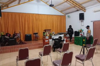 Polisi sterilisasi rumah ibadah sebelum pelaksanaan Paskah di Sumbawa Barat