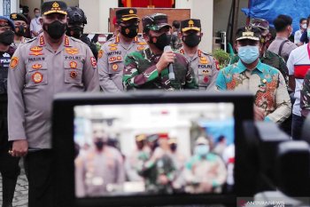 Panglima TNI meninjau kebaktian dan misa Jumat Agung Paskah di Makassar