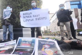 Aksi solidaritas menolak kekerasan jurnalis Tempo di Kalsel