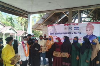 Anggota DPR-RI, Rezka Oktoberia bagikan bantuan untuk ibu hamil dan balita di Galugua