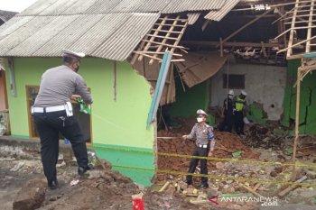 Polisi  selidiki penyebab truk tabrak madrasah
