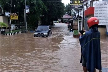 Warga Kota Kupang diminta waspada banjir disertai angin kencang