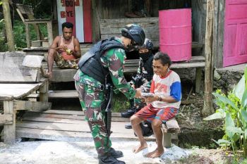 Satgas TNI Yonif 512 bagi pakaian warga di perbatasan wilayah RI-PNG