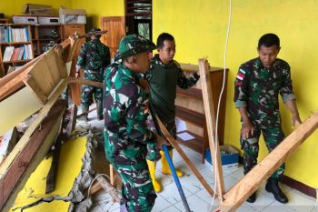 Satgas Pamtas RI-RDTL bantu evakuasi sekolah runtuh di TTU