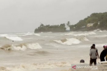 BMKG ingatkan warga waspadai gelombang 4 meter di perairan NTT