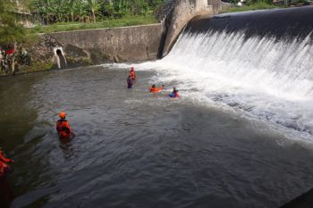Tim SAR mencari korban hanyut di Dam Mrican Sungai Gajahwong