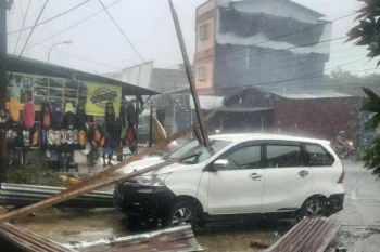Rumah warga di Mamuju rusak akibat terpaan angin kencang