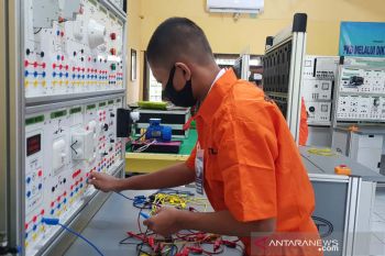 Kasus COVID-19 di sekolah tinggi, PTM di Semarang dihentikan