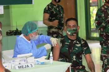 Serbuan vaksinasi COVID-19 seluruh satuan TNI di tanah Papua