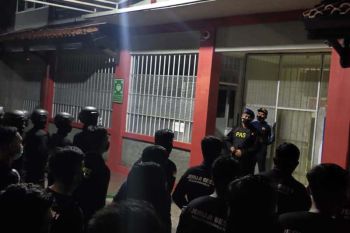 Petugas gabungan razia Lapas Batu Nusakambangan