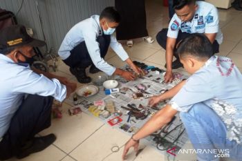 Lapas Lubukbasung razia, puluhan barang terlarang disita