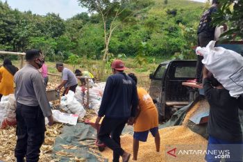 Bhabinkamtibmas ajak masyarakat tekan penyebaran COVID-19
