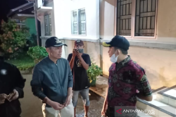 Wabup Pessel serahkan bantuan kepada masyarakat terdampak banjir di Tapan