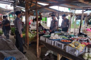 Kampung Sehat 2, Polres Sumbawa edukasi masyarakat pentingnya memakai masker