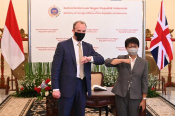 Menlu RI ajak Inggris perkuat kerja sama melawan pandemi COVID-19