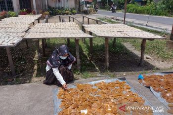 Jerit hati pedagang kerupuk terdampak pandemi COVID-19