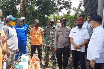 Bupati Paser serahkan bantuan warga korban angin puting beliung