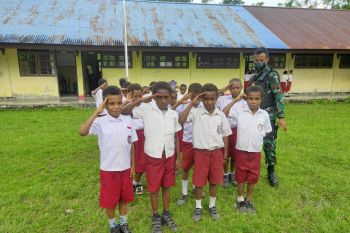 Satgas TNI latih baris berbaris siswa SD di perbatasan RI-PNG