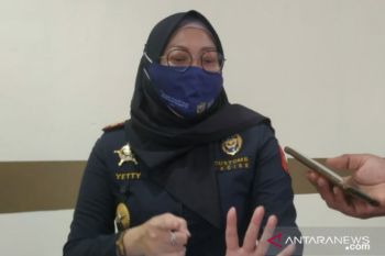 Bea Cukai Pangkalpinang segel delapan kontainer zirkon