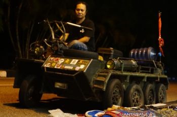 Kisah Rusman keliling Indonesia dengan Vespa berbentuk tank