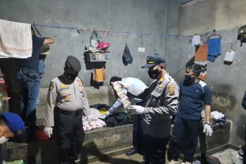 Petugas Rutan Baturaja razia ruang tahanan warga binaan