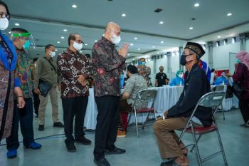 Menteri Teten meninjau vaksinasi massal untuk UMKM di DIY