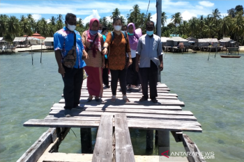 Seniy akan perjuangkan pembangunan  dermaga Desa Buyu