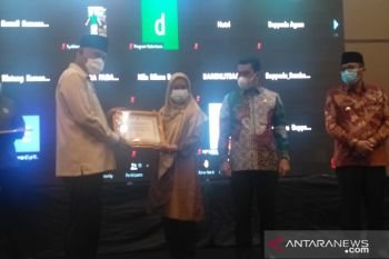 Gubernur Sumbar serahkan penghargaan Pengarustamaan Gender ke Pemkab Pesisir Selatan