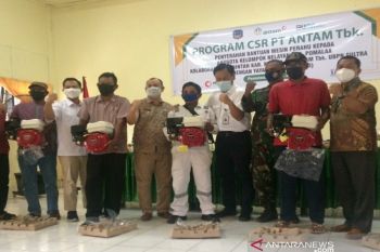PT Antam membantu 100 unit mesin kapal bagi nelayan Pomalaa