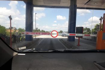 HK ruas Bakter pasang stiker "satu kartu satu kendaraan"