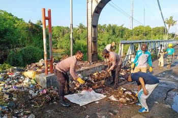Sukseskan kampung sehat 2, Polsek Utan gotong royong bersama bersihkan sampah di desa