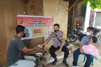 Bhabinkamtibmas Desa Tanjung ajak warga disiplin prokes melalui silaturahmi dari rumah ke rumah