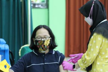 1.300 guru SMK di Bandarlampung lakukan vaksinasi COVID-19