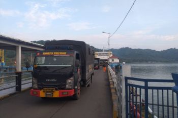 Pastikan kelancaran bantuan bencana alam di NTT, Polres Lobar lakukan pengawalan