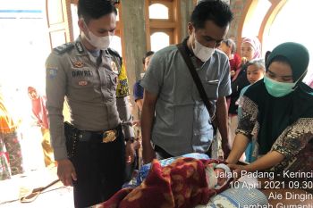Malang, bayi perempuan tanpa pakaian ditinggal begitu saja oleh ibunya di pencucian pakaian umum