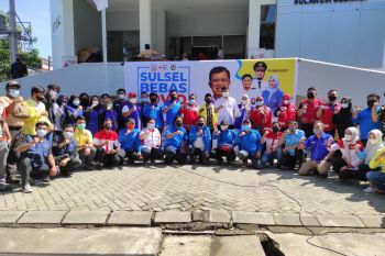 Pengurus PMI dan KNPI Sulsel bersihkan masjid sambut Ramadan