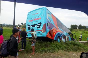 Ini kronologis tabrakan beruntun di Sumbawa, sopir terjepit dalam mobil