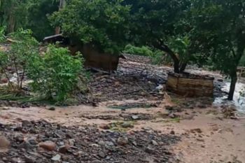 Jembatan putus diterjang banjir, Ratusan warga Desa Beloto di Flores Timur masih terisolasi