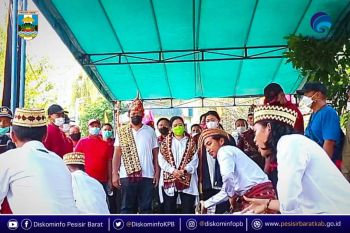 Ke Pesisir Barat, Puan Maharani diberikan gelar adat Ratu Mustika Kartadilaga