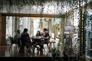 Anies Shalat Tarawih pertama di rumah