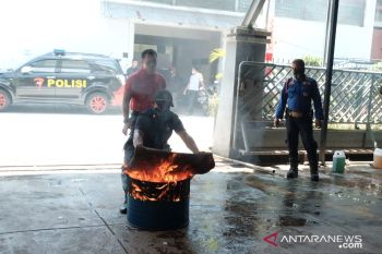 PLN Sulselrabar gelar simulasi peralatan proteksi kebakaran dan teror bom