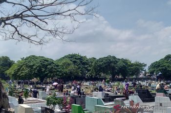 Warga Padang Ziarah Makam Sambut Ramadan
