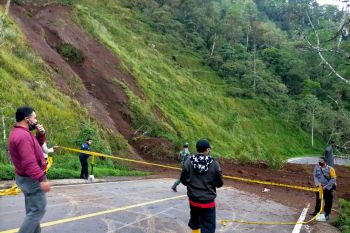 Jalur wisata Pusuk Sembalun kembali longsor, tanah tutupi badan jalan setinggi tiga meter