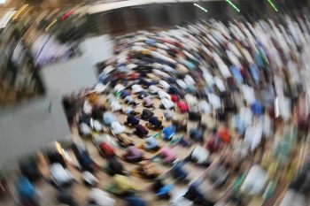 Sholat Tarawih pertama seribuan jamaah padati Masjid Al-Markaz Makassar