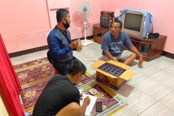 Puluhan botol miras diamankan dari Desa Labuhan Lalar