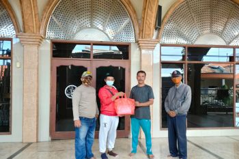 Sambut Ramadhan, PSI Surabaya bagikan alat kebersihan masjid