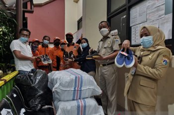 Petugas PPSU Sunter Agung terima 155 pasang sepatu di bulan Ramadhan